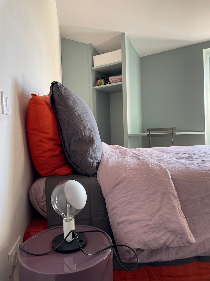 Dormitorio 4, cama doble 160 X 200.
ducha, área del lavabo

del inodoro pintura de pared y yeso, piso bolón