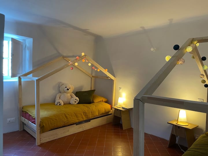 dormitorio 3 para niños, dos camas nido que permiten 4 camas: 4 X 90 X 200
lavabo de mármol independiente con bañera
en madera antigua