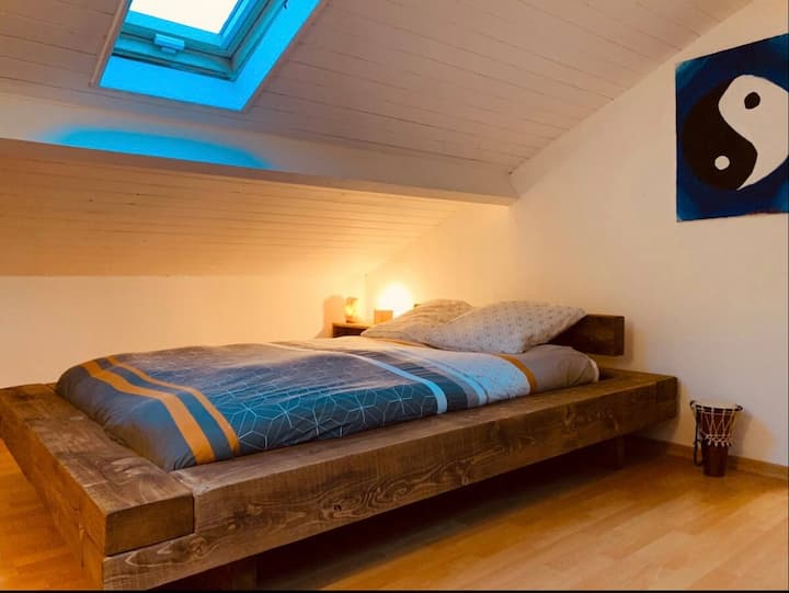 Chumba "LA CABANE" na kitanda chake cha boriti 140 kisicho cha kawaida.
Cocoon ndogo juu ya ghorofa, uhuru umehakikishwa.