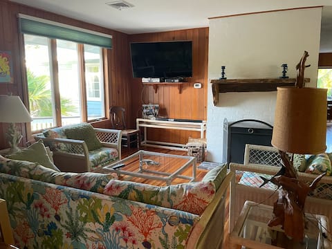 Popular Airbnb listing: Beautiful Beach House in Longboat Key