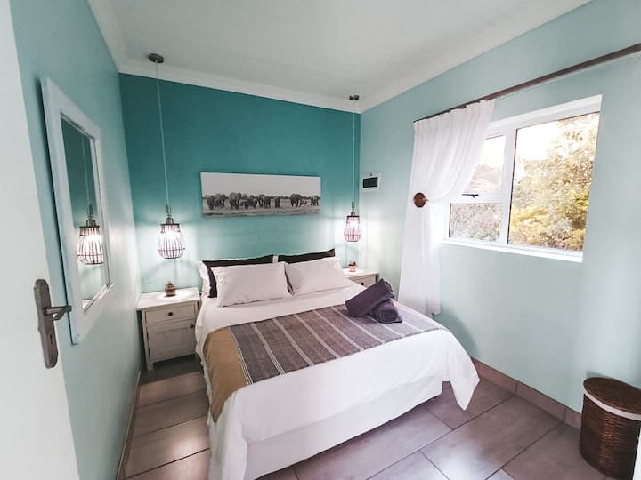 Dormitorio separado con cama tamaño queen.