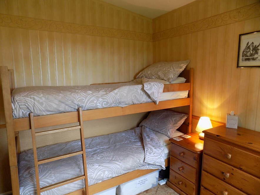 เตียงสองชั้นมีเครื่องนอนให้ทั้งหมดแต่โปรดนำผ้าเช็ดตัวของคุณมาเอง 