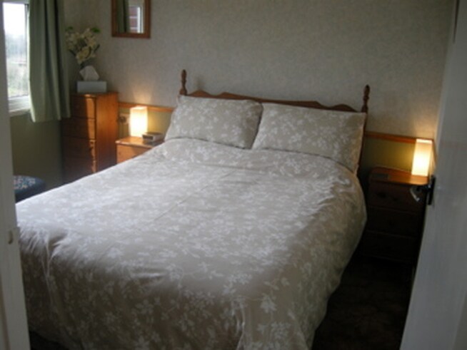 ห้องเตียงใหญ่มีเครื่องนอนให้ทั้งหมดแต่โปรดนำผ้าเช็ดตัวของคุณมาเอง 