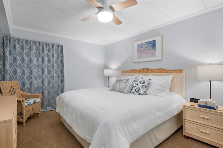 חדר שינה ראשי מרווח עם מיטת קינג סייז וטלוויזיה חכמה בגודל 55אינץ '. שעון עם טעינת USB נוחה.