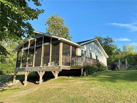 Lovely Cottage with Access to the Water