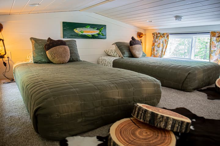 阁楼内设有两张单人床，非常适合儿童、午睡或深夜枕头大战。