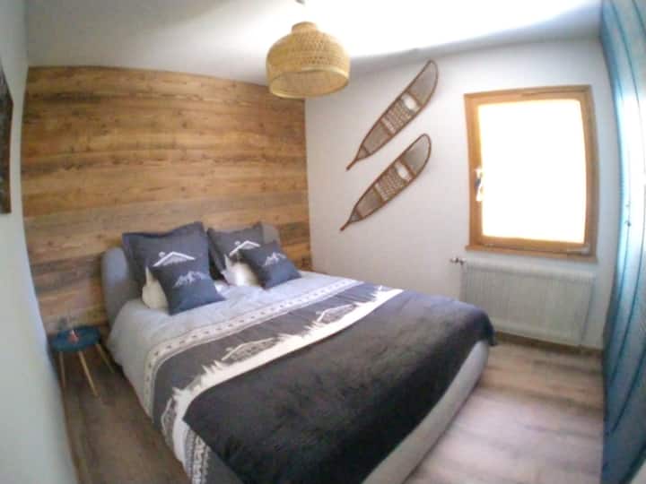 חדר השינה בהרים בקומה הראשונה עם מיטה בגודל 160x200, ארון סגור עם מלתחה ומדפים 