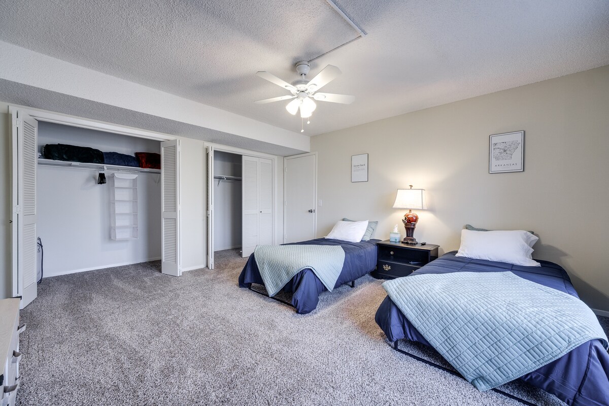 Спална соба бр. 3: доле, два двокреветни кревета, пространа соба. 32-инчен телевизор Roku, голем плакар. 