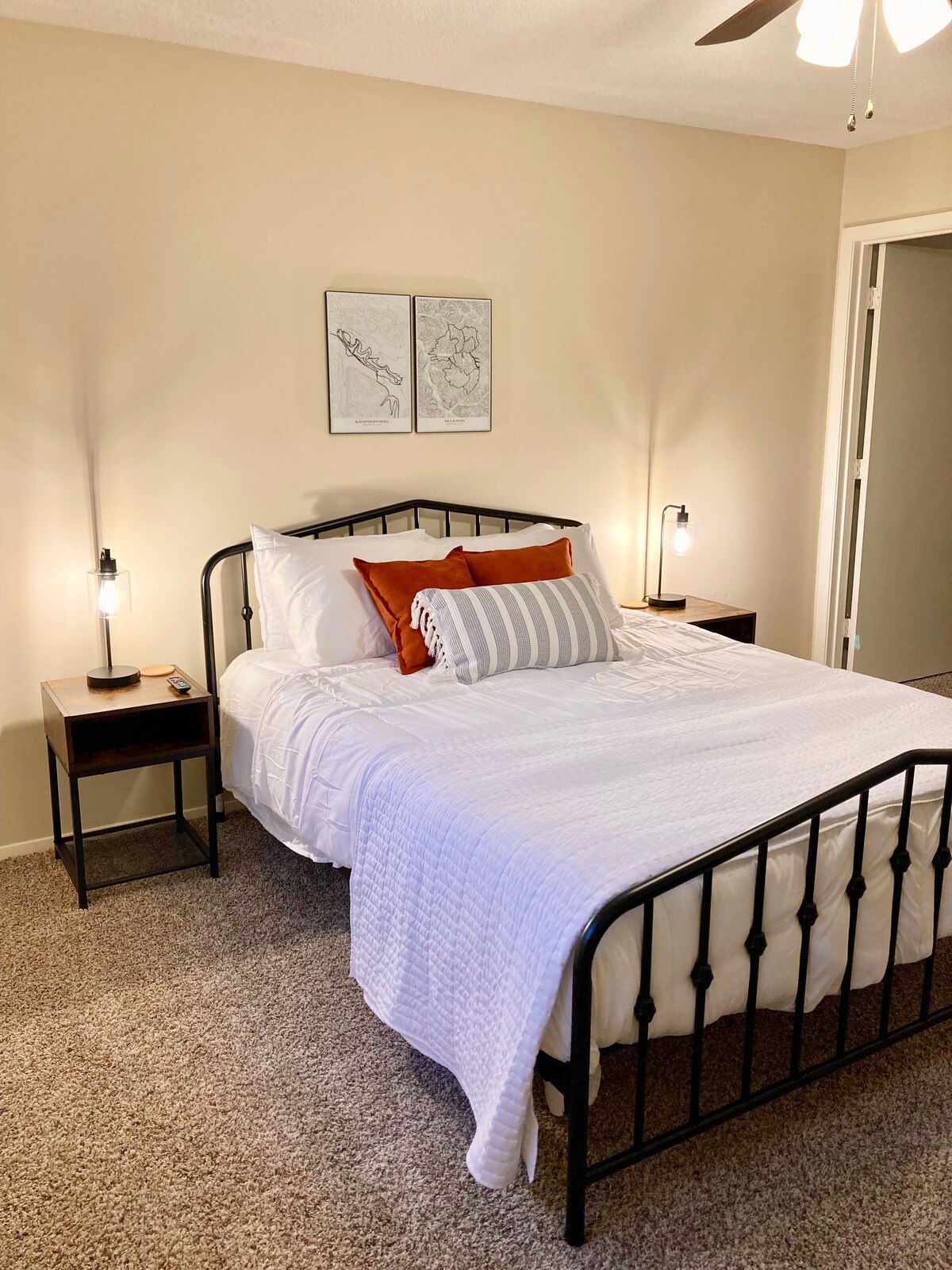 Спална соба бр. 1: горен кат, брачен кревет (широк 150-179 см), пространа соба. Влезен плакар и 40-инчен Roku TV - BYOP (понесете сопствени лозинки) за да се најавите на вашата омилена услуга за стриминг! 