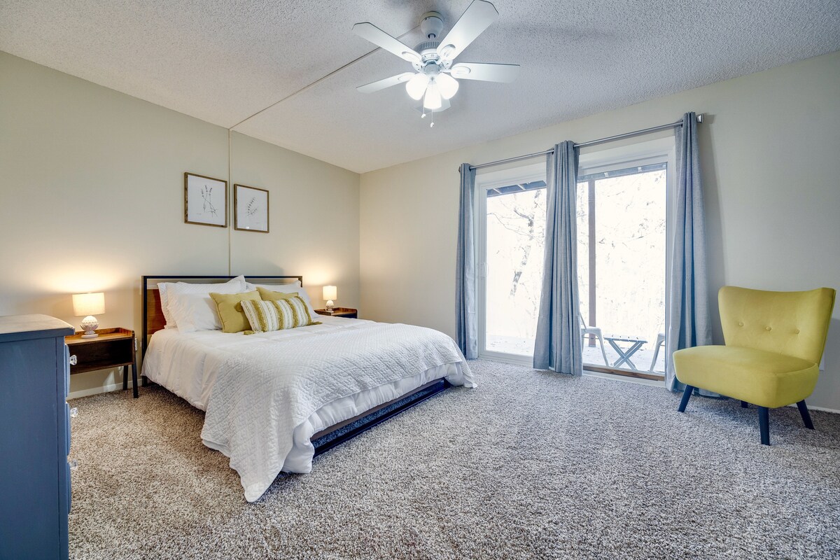 Спална соба бр. 2: долен кат, брачен кревет (широк 150-179 см), пристап до приватен поплочен двор. Спокоен поглед на дрвјата. Многу пространа соба и голем плакар.