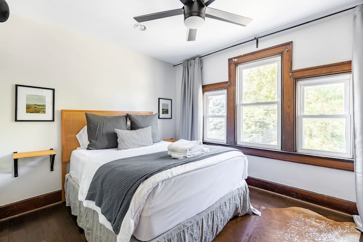 חדר שינה לאורחים בקומה השנייה. 