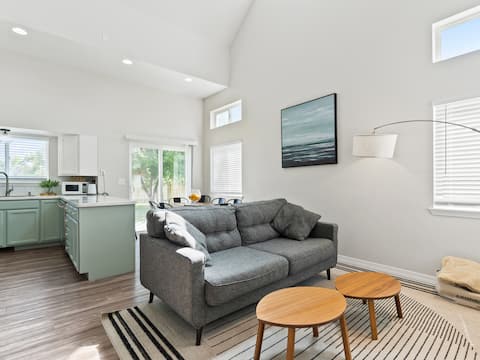 Family-Friendly 4BR + Loft - Sleeps 10 in Town!