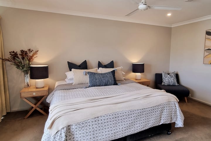 Суперголямо двойно легло в голяма родителска спалня - достатъчно пространство,  дрешник, телевизор и самостоятелна баня