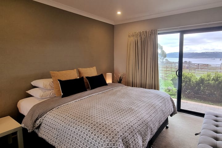 Суперголямо двойно легло или 2 единични легла в третата спалня, разположена на приземния етаж.   