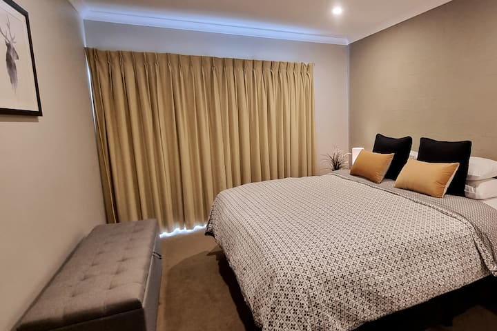 Суперголямо двойно легло или 2 единични легла във втората спалня, разположена на приземния етаж.   