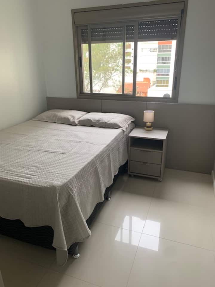 Dormitorio de invitados con cama doble y un colchón individual adicional, que puede alojar a una persona más.