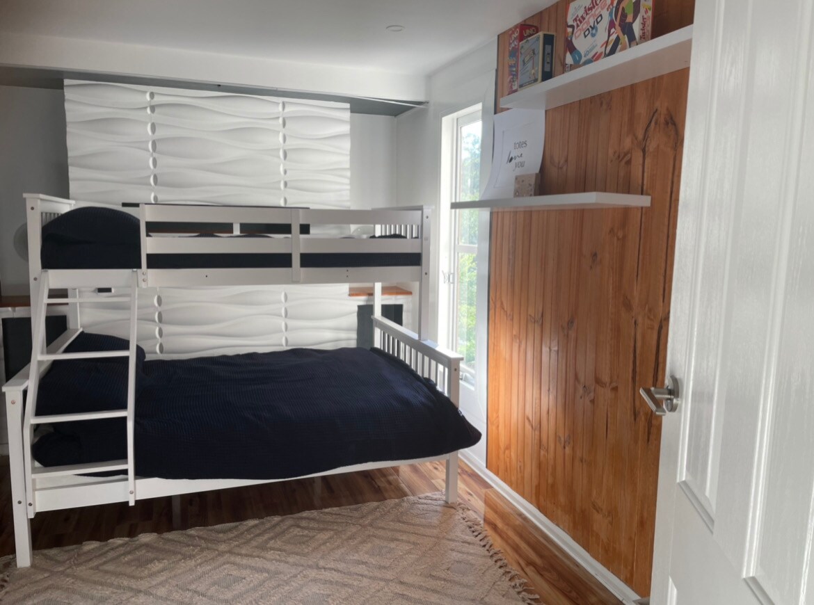 Детска стая с двуетажно легло! Изобилие от игри и играчки. Забавна лава лампа!!  Ще намерите и детското креватче в тази стая за бебета. 