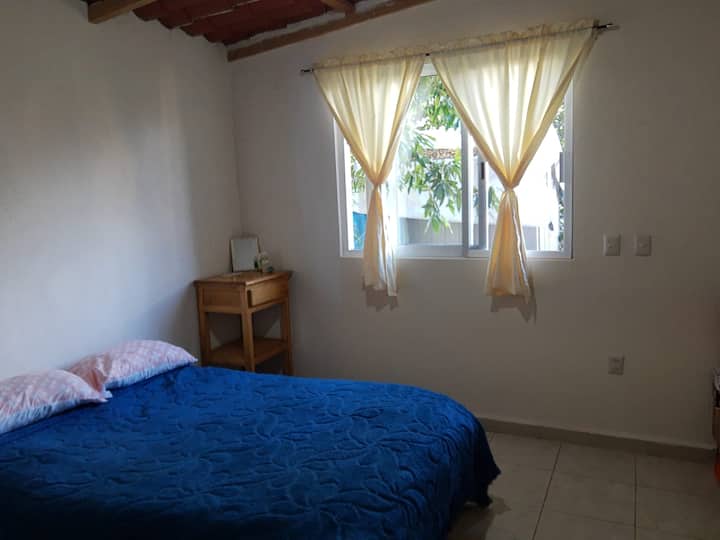 Dormitorio Principal  Con Cama Matrimonial, Varias Tomas  Eléctricas. Calefactor y Ventilador.