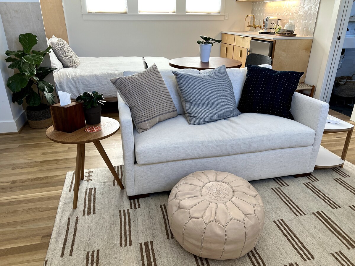 Sme radi, že vám môžeme ustlať posteľ, alebo sme zahrnuli pokyny do našej knihy hostí pre hostí, ktorí uprednostňujú posteľ Murphy sami.  Jednoducho posuňte bistrový stôl, zložte posteľ a zoberte si vankúše a prešívanú prikrývku. Sladké sny!