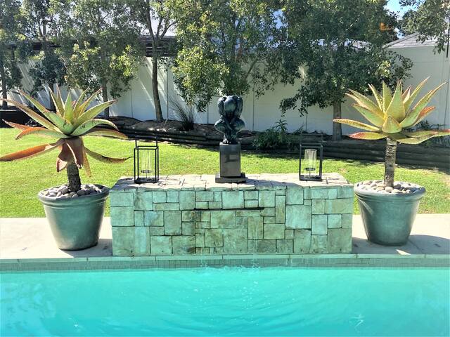 Luxurious, spacious contemporary 6-bedroom home gallery image 4