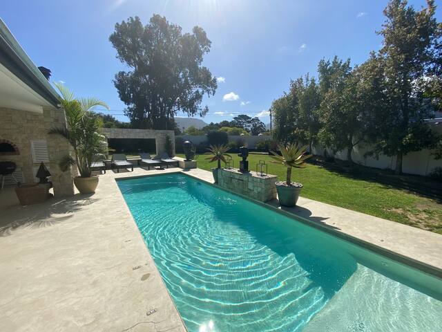 Luxurious, spacious contemporary 6-bedroom home gallery image 2