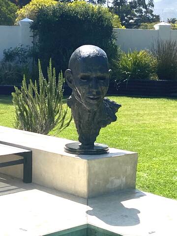 Luxurious, spacious contemporary 6-bedroom home gallery image 5