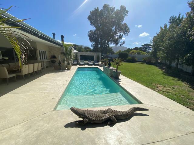 Luxurious, spacious contemporary 6-bedroom home gallery image 3