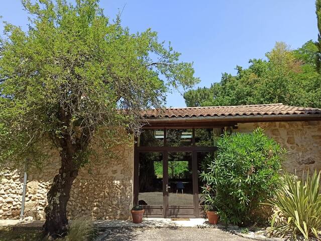 Bâtisse du 19ème de 290m2 avec piscine couverte gallery image 4