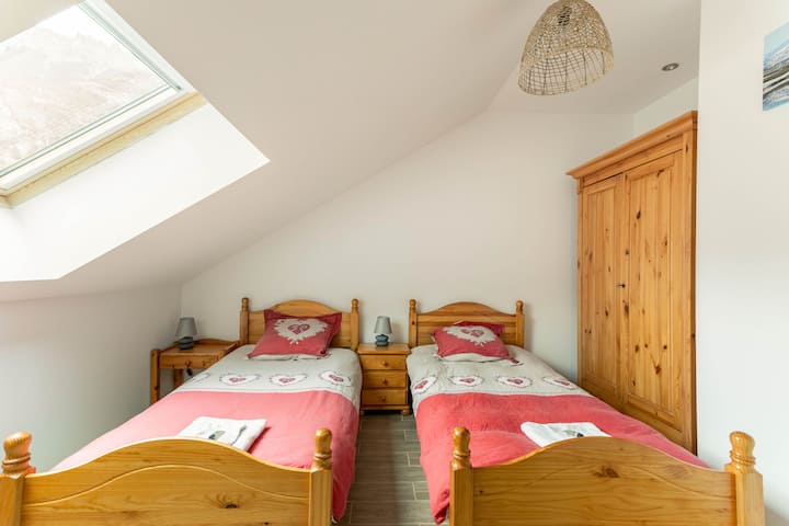 2 udobna kreveta 1 osoba s ormarićem za odlaganje s ormarom