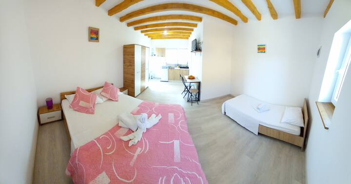 camera tripla la parter cu terasa individuala .Pat matrimonial 160 x 2 metri si pat singel 90cmx 2 metri dotate de saltea de lux confortabila .