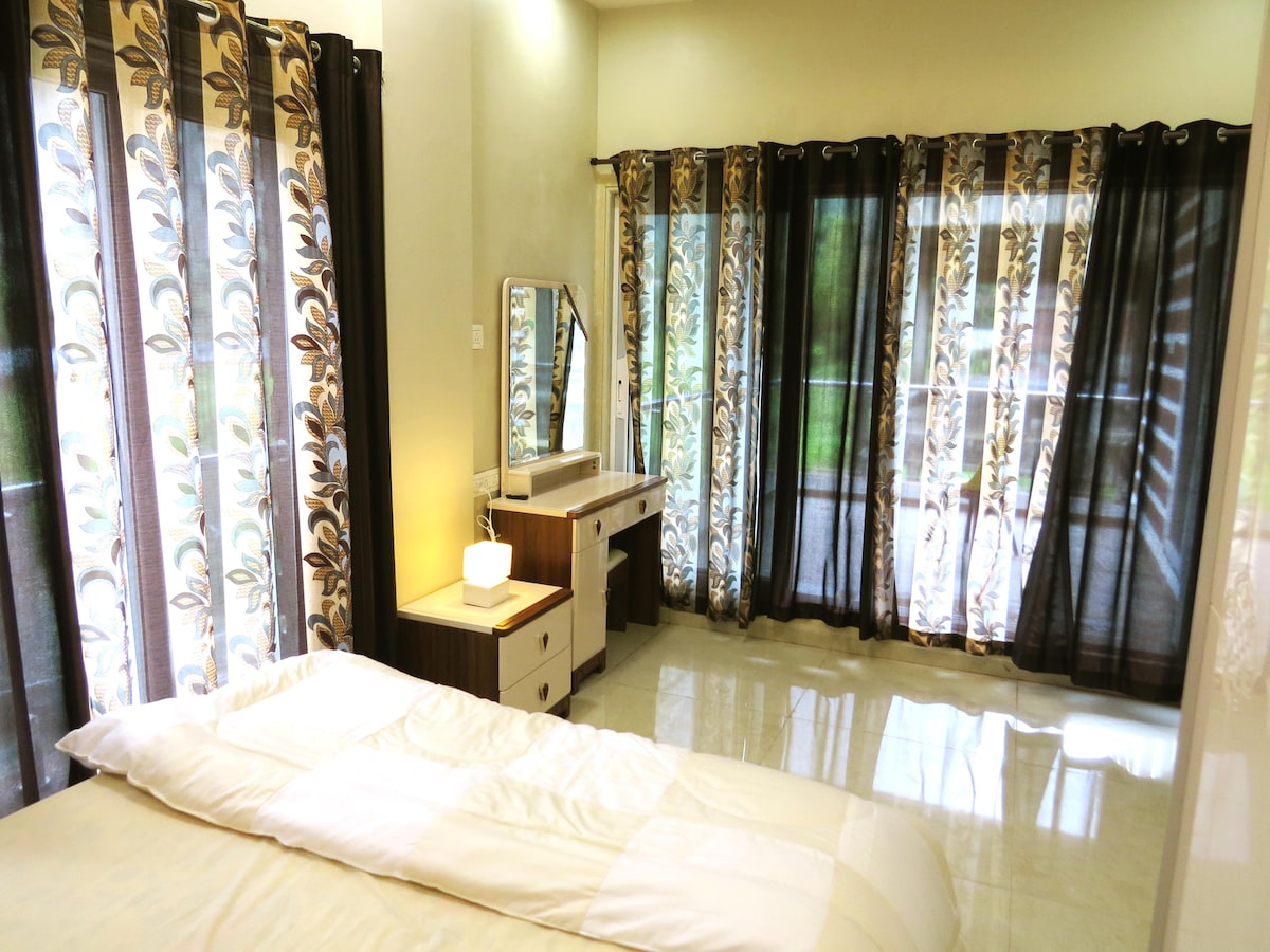 La troisième chambre est très confortable et s'ouvre sur l'immense véranda.  Décoré en blanc, l'ambiance entière est très sereine. 