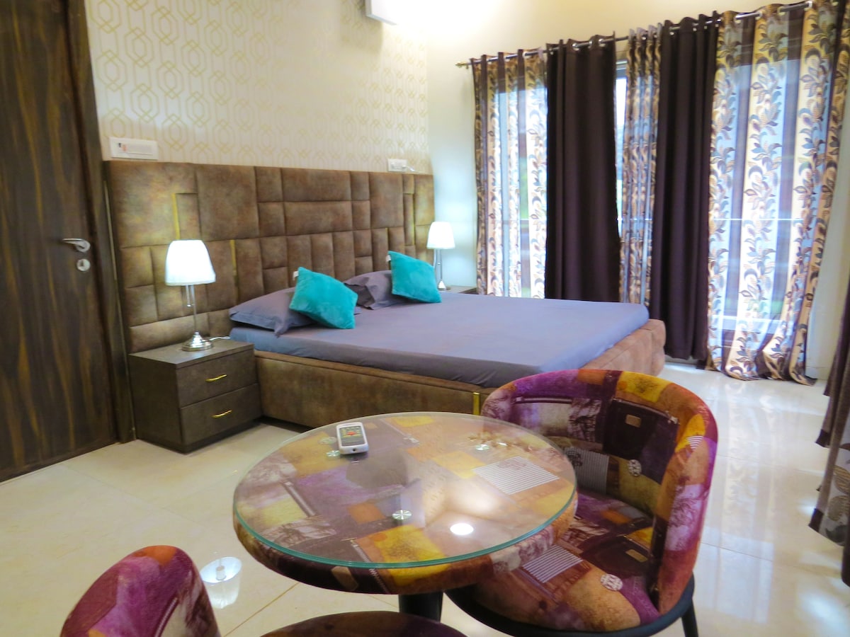 La Chambre principale ( Chambre 1) est extrêmement spacieuse et dispose d'une salle de bain attenante. Les larges fenêtres à la française vous permettent de profiter de la beauté pittoresque du lit. Il y a également un espace de plain-pied, où vous pourrez profiter de la brise extérieure et de la pluie. 