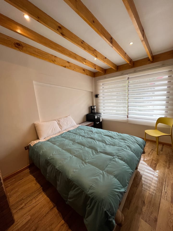 Spavaća soba 4 /Stan za goste. Dostupno ako se iznajmljuje za više od 6 gostiju (7 ili 8)  Bračni krevet, minibar i privatna kupaonica.