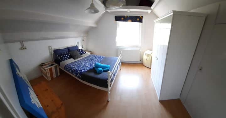 Საძინებელი 1 ორადგილიანი საწოლით და საკმარისი სივრცე ბავშვისთვის კემპინგის საწოლის დასამატებლად