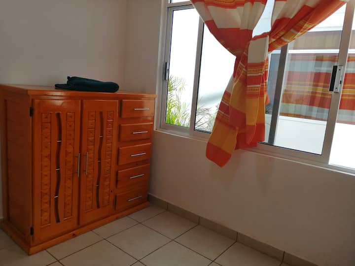 PROSTOR S VJEŠALICAMA ZA ODLAGANJE ODJEĆE I KOVČEGA