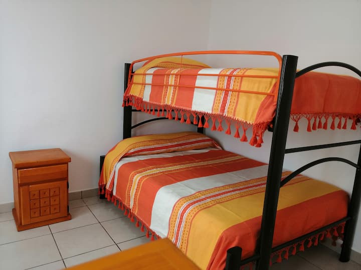 SPAVAĆA SOBA S KREVETOM NA KAT, DVOSTRUKI DONJI DIO, JEDNOSTRUKI GORNJI DIO