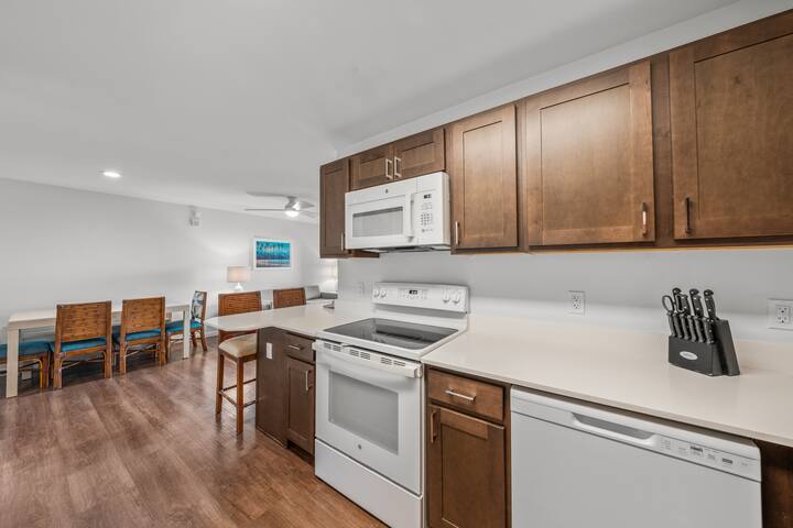 3BR Apt near Kam I Beach, Pool, Hot Tub, BBQ, Gym gallery image 5