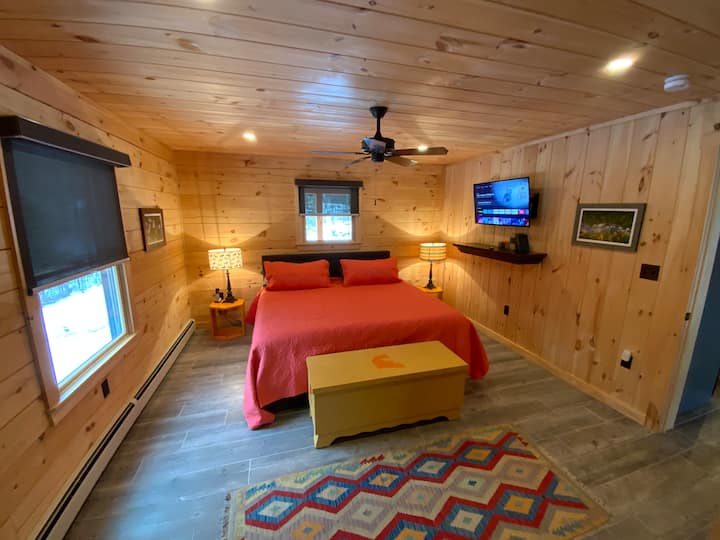 חדר שינה מס '2 חדר שינה קינג מאסטר עם טלוויזיה חכמה, ארונות כפולים,
חדר רחצה צמוד 