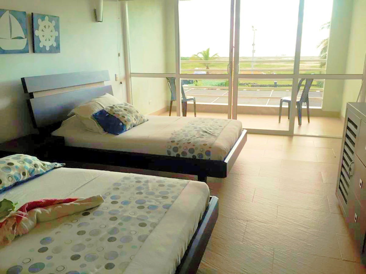 第三间客房，大衣柜；可欣赏海景的阳台。