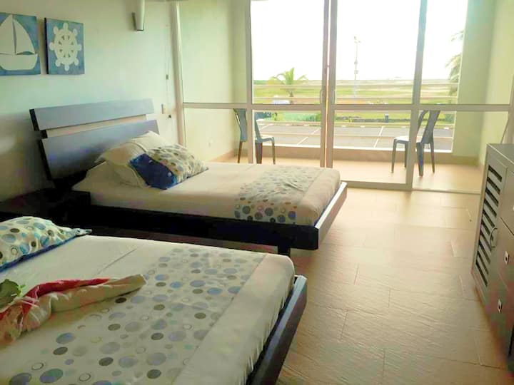 Treća soba, veliki ormari; balkon s pogledom na ocean.