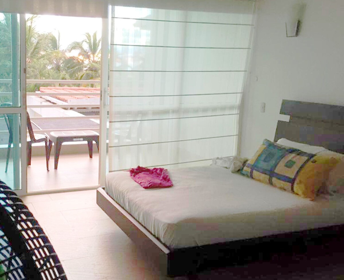 二楼房间，阳台可俯瞰大海，绝对漂亮。