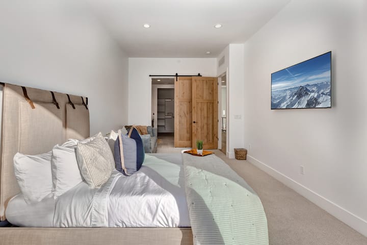 Malkia katika chumba cha kulala. Pia ina kochi la malkia lililo ndani ya chumba