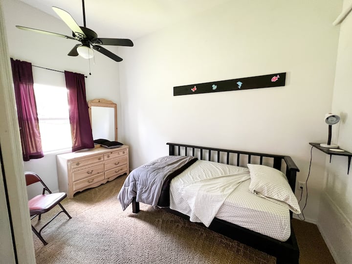 Pequeño tercer dormitorio con cama individual.