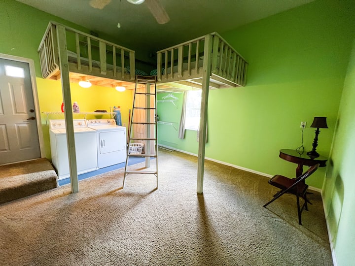 Dos camas loft, lo suficientemente grandes para adultos.