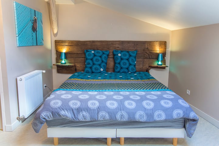 "Turquoise" bedroom, 160 X 200 king size bed with high quality pocket spring mattress 30 cm thick and its old chestnut headboard.