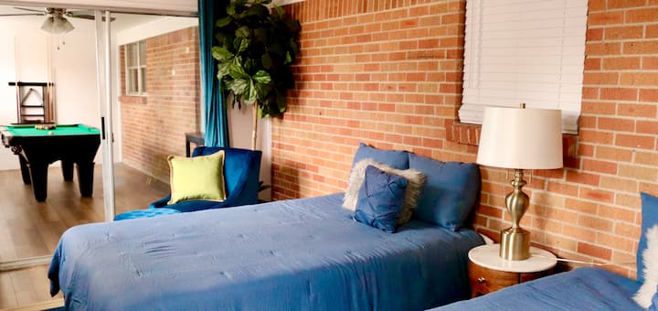 Chumba hiki kikubwa cha kulala mara mbili kimetenganishwa na Gameroom na milango ya glasi inayoteleza.  Njoo ulale kwenye vitanda hivi VIPYA vya kifahari vyenye matandiko ya kifahari ya Sheex!