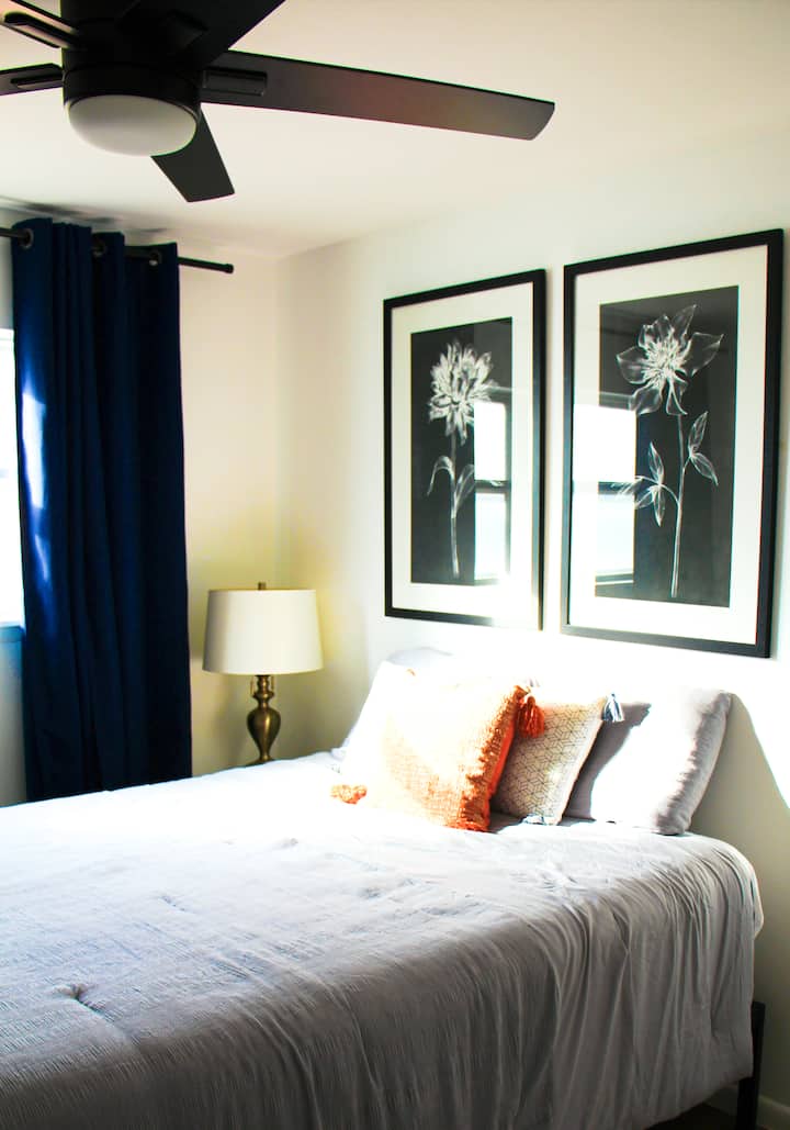 Chumba kizuri cha kulala cha Ensuite ni chumba angavu zaidi katika nyumba asubuhi! Ikiwa na bafu la kujitegemea, ni mahali pazuri pa kupumzika kwenye kitanda KIPYA kilicho na matandiko ya kifahari ya Sheex!