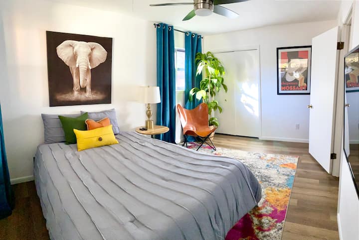 Chumba kikuu cha kulala kinatoa makabati mawili, kitanda kipya cha 43" ROKU TV na Luxury Sheex kwenye godoro jipya la malkia lililo tayari kukupa usingizi mzuri wa usiku!