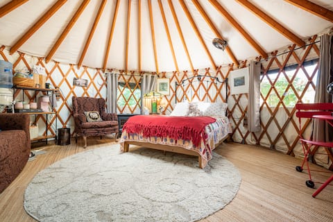 Cozy yurt glamping in a neighboorhood setting!
