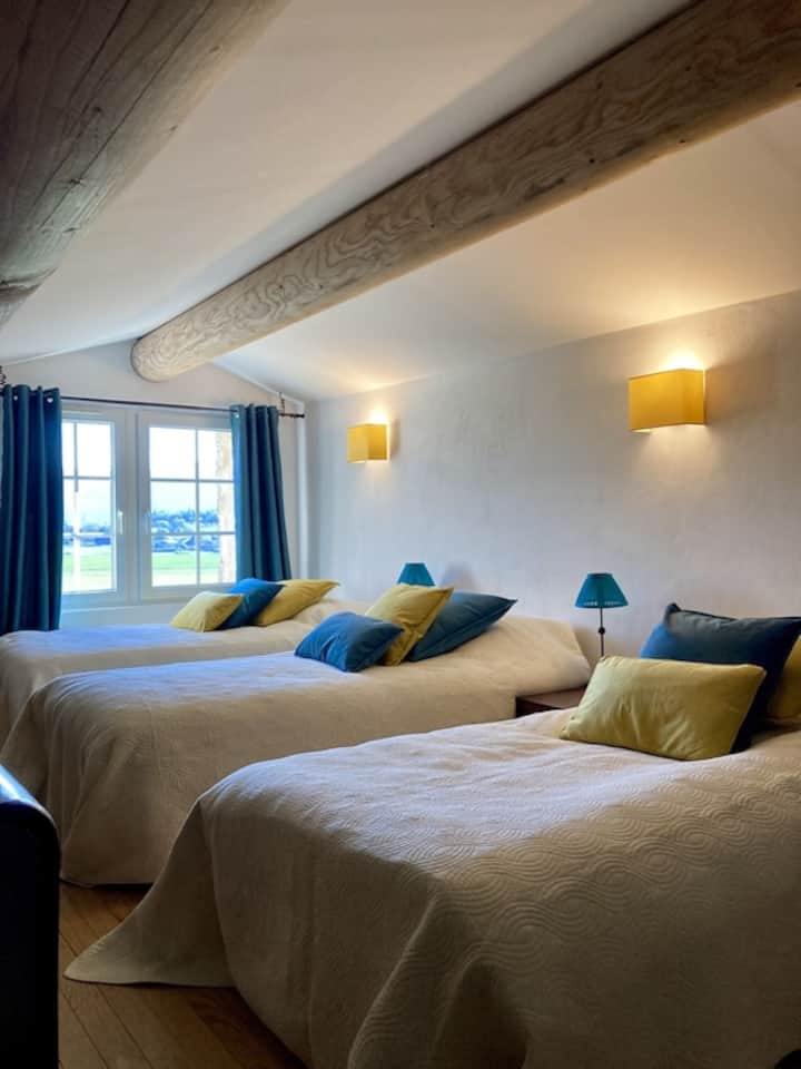 Спалня 3  (1 двойно легло + 3 единични легла на мецанин) със самостоятелна баня